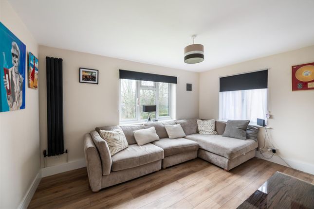 14 Willow Court, Skipton Way, Horley photo 3