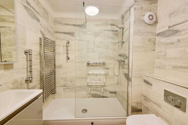44, Moores Court, Sleaford photo 2