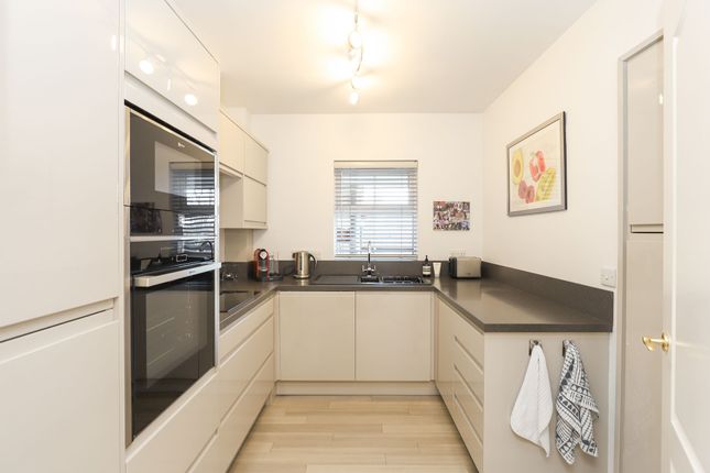 32 Stirling Court, Chesterfield photo 2