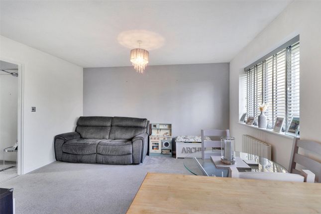 Flat for sale in Morgan Drive, Greenhithe, Kent
