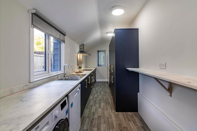 End terrace house to rent in City Road, Nottingham