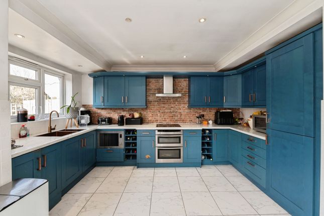 35, Bradleigh Avenue, Essex photo 3