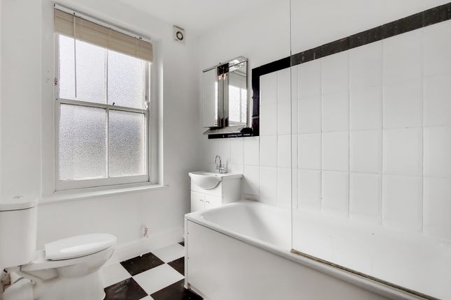 Flat to rent in 4 Bedroom Mansion Apartment, Streatham High Road, London