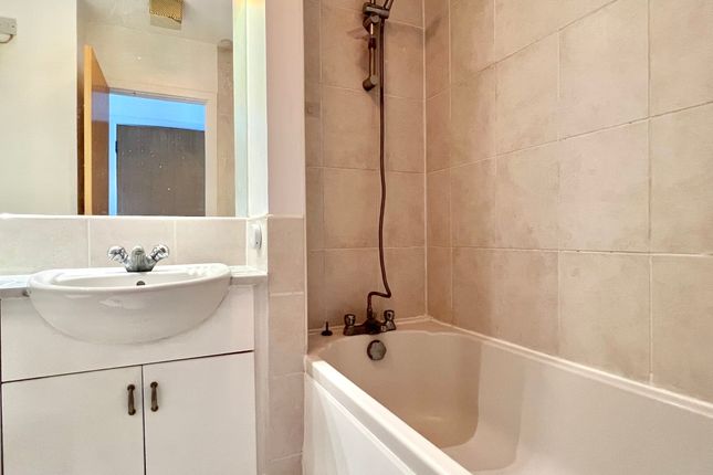 Flat 11, 6 Observatory Mews, London photo 2