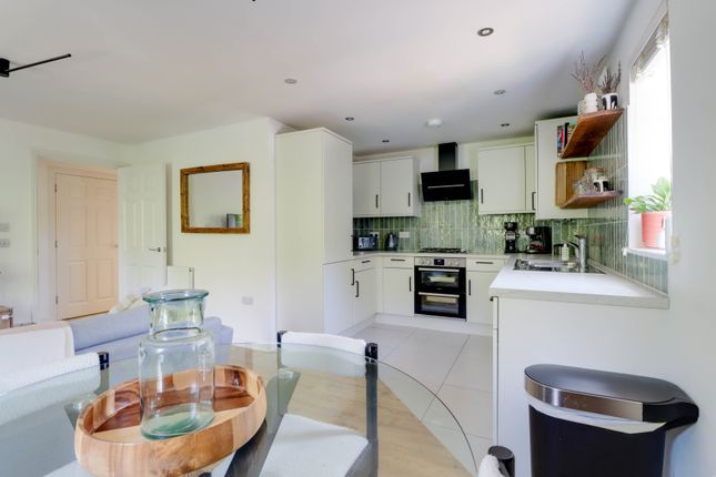 16, Neville Close, St Albans photo 4