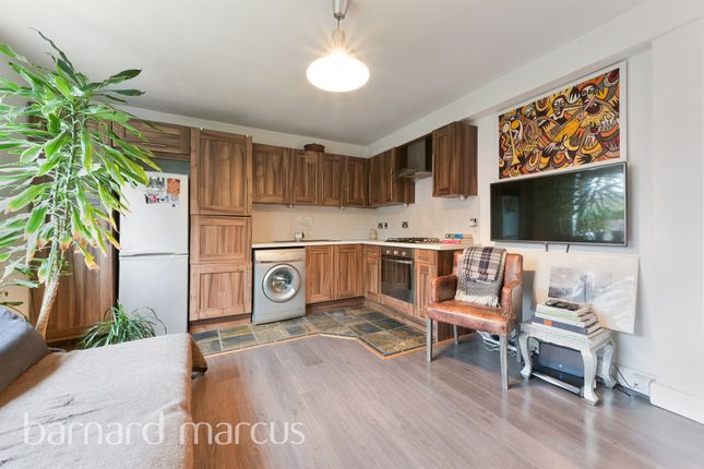 Flat for sale in Askill Drive, Putney, London