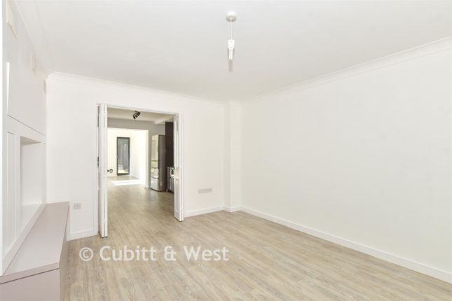 11, Pinova Close, Crawley photo 3