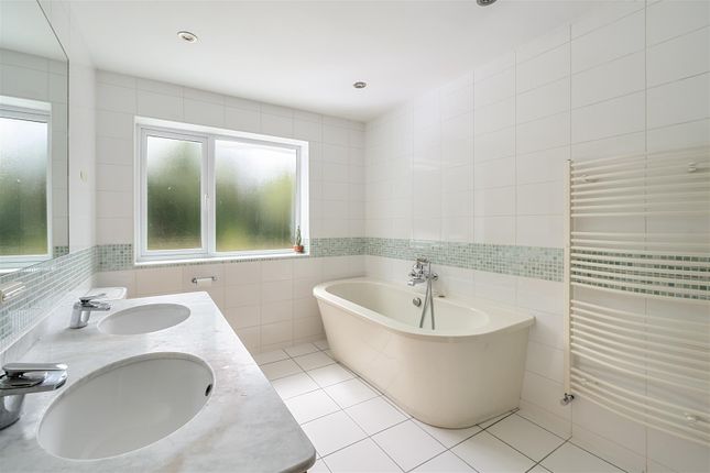 Bathroom (2).Jpg