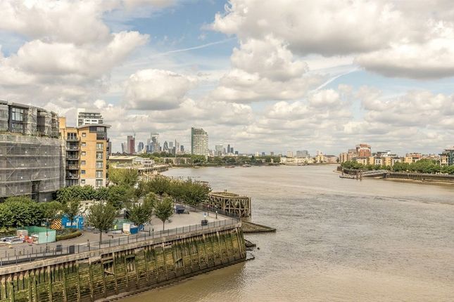 2-bed flat on 46, Admirals Tower, Greenwich, £550,000