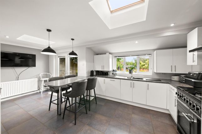 6, Stratford Avenue, Hillingdon Village photo 2