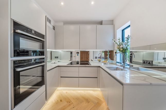 Flat for sale in Seven Sisters Road, London