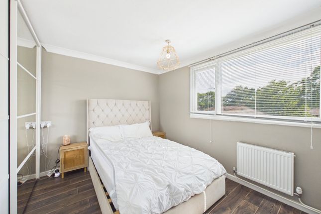 15, Worcester Close, Farnborough photo 4