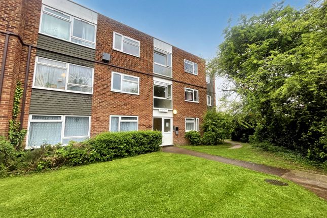 Flat to rent in Rosehill Court, Slough
