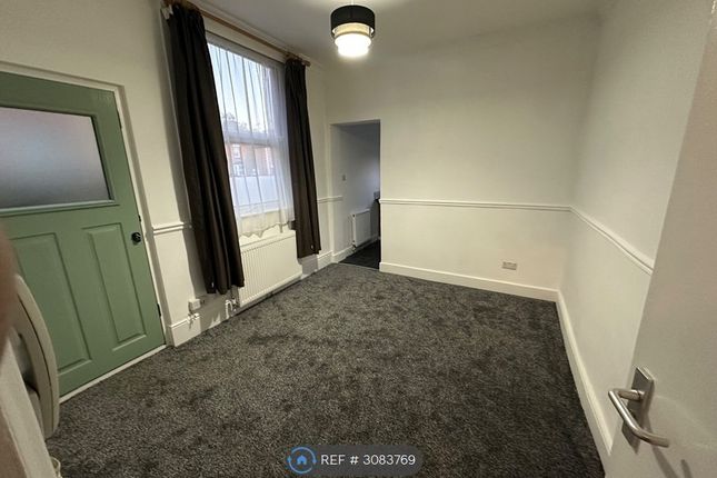Studio flat on Warley Hill, Warley, Brentwood, £800/mo