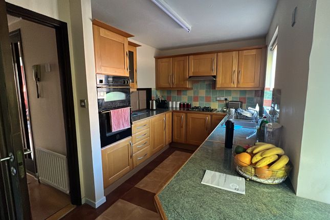 12 Wyke Close, Isleworth photo 5