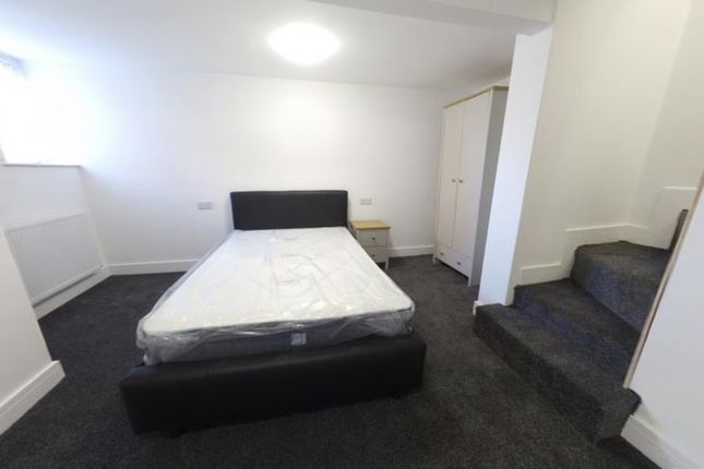Bright, Recently Refreshed Double Bedroom With A c...