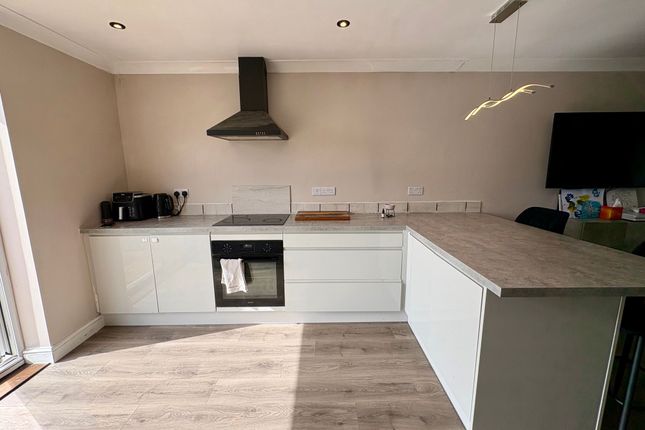 8 Sutton Close, Torquay photo 4