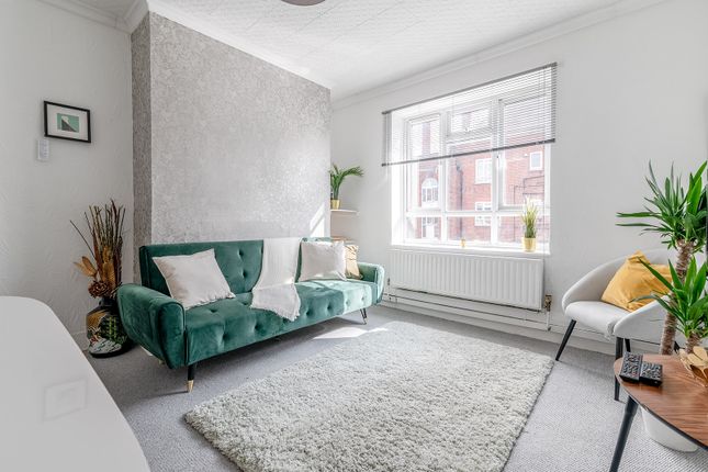 Thumbnail Flat to rent in Nelsons Row, London