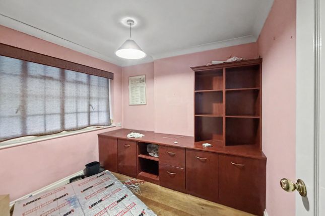 8, Chigwell photo 2