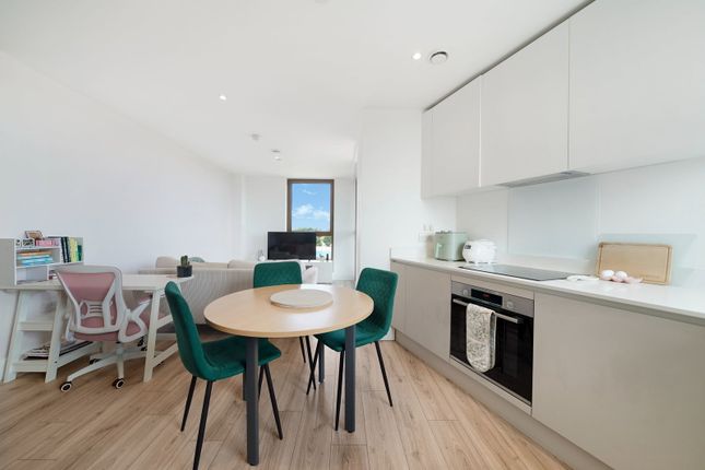 Apartment 27, 80 Goodhall Street, London photo 4