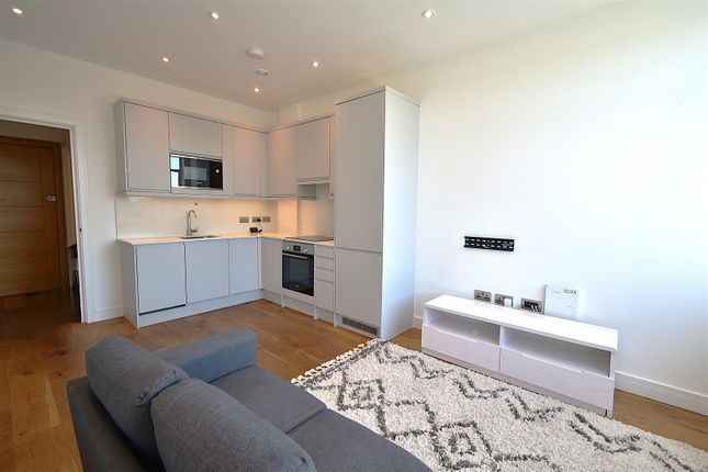 2-bed house on Flat 39, Abbey House, Stoke Road, Slough, £1,400/mo