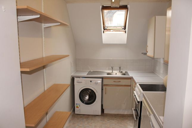 Flat 11, Felicia Court, Flambard Way, Godalming photo 2