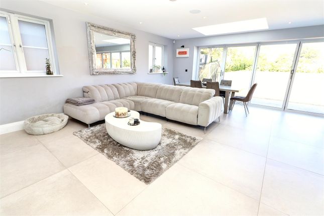 9, Bridle Close, Borehamwood photo 4