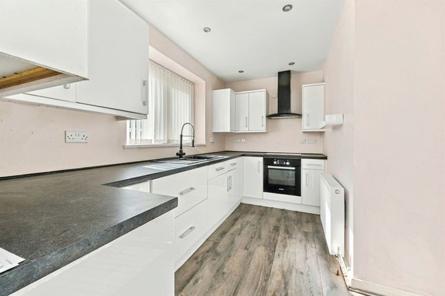 2, Crowtrees Lane, Brighouse photo 2