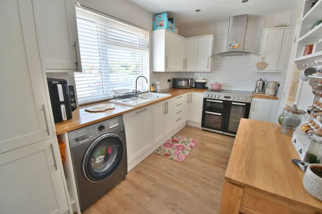 10, Corbin Avenue, Ferndown photo 3