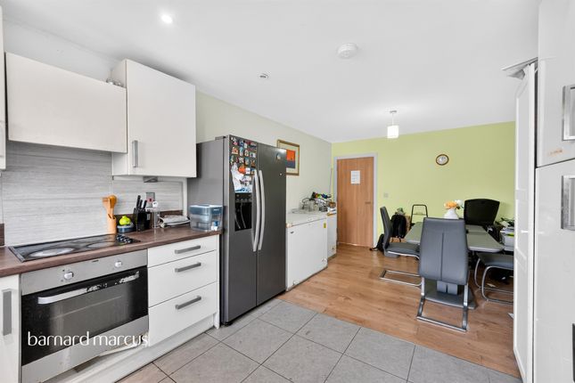 Talbot Close, Mitcham photo 3
