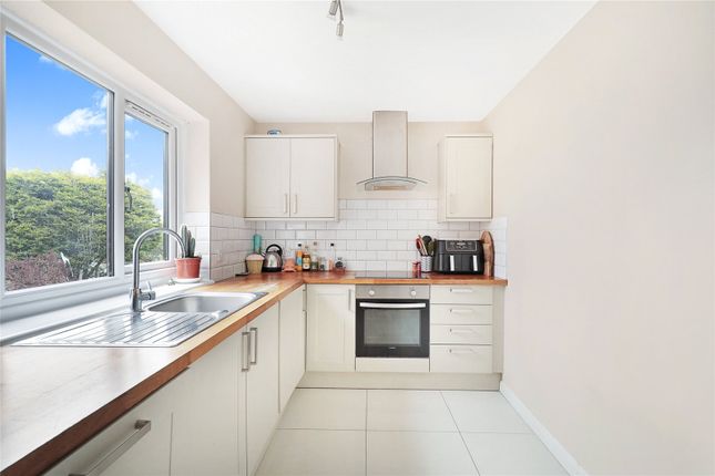 Flat to rent in Manor Road, Leyton, London