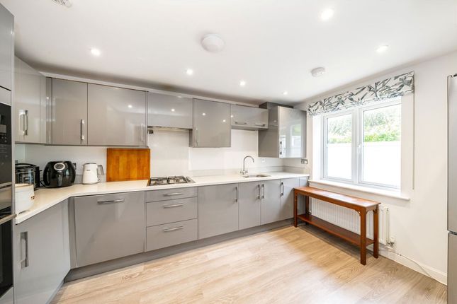 9, Bell Farm Way, Walton-On-Thames photo 3