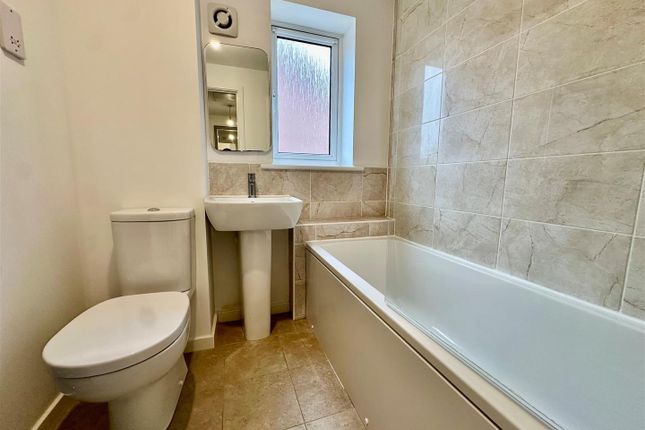 Bathroom 1.Jpg