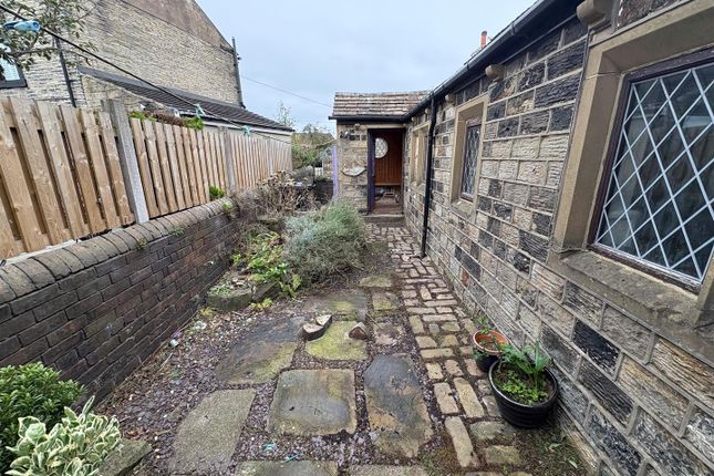 2, Daisy Hill, Bradford photo 4