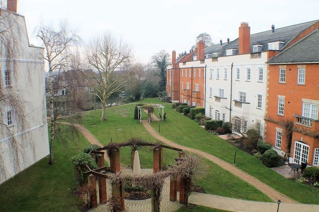 Flat 24,Ann Boleyn House, Queens Reach, Hampton Court photo 3