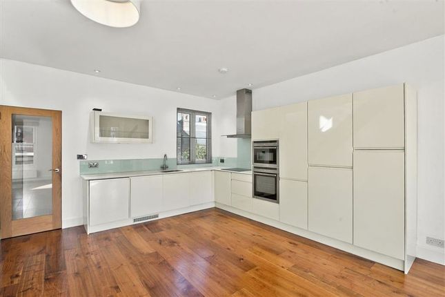 First Floor Flat, 148, Upper Richmond Road West, London photo 4