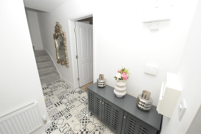2, Hutton Hall Drive, Bradford photo 4