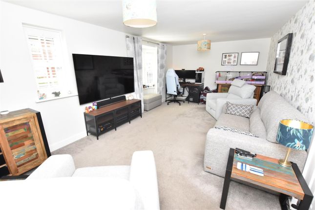 8, Gilliflower Way, Nuneaton photo 4