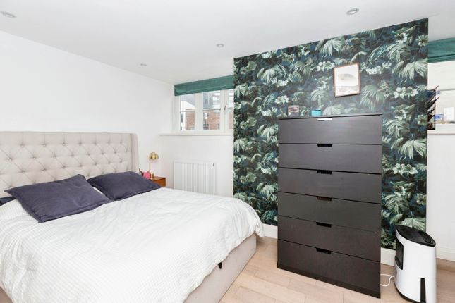 Flat for sale in Wharf Place, London