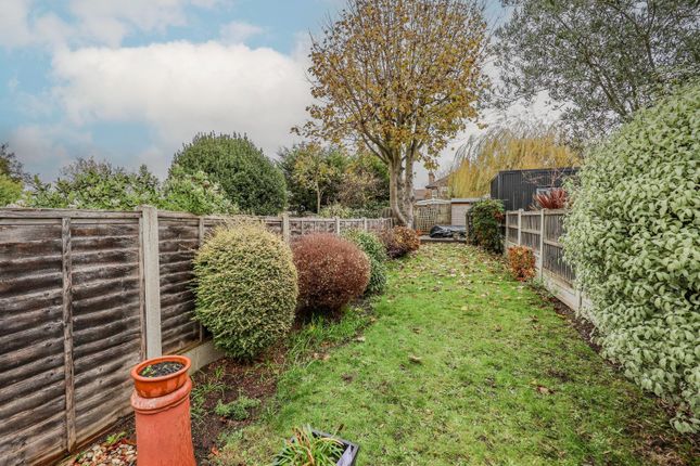 18, Leighville Grove, Leigh-On-Sea photo 3