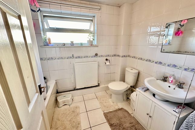 Terraced house for sale in Shenstone Drive, Slough