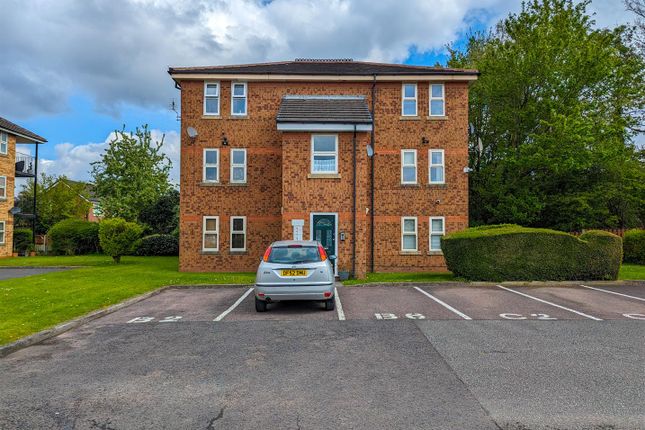 Thumbnail Flat for sale in Drummond Way, Leigh