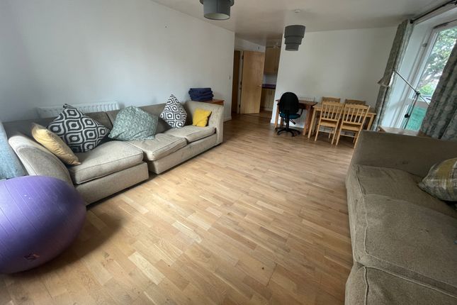 Oaklands Court, Uxbridge Road, London photo 2