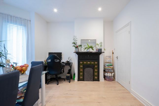 Flat for sale in Kingston Road, Raynes Park