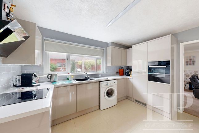 8 Martyrs Avenue, Crawley photo 2