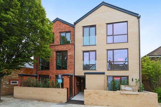 Flat for sale in Carlyle Road, Ealing