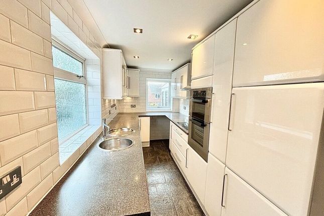 24, View Close, Essex photo 2