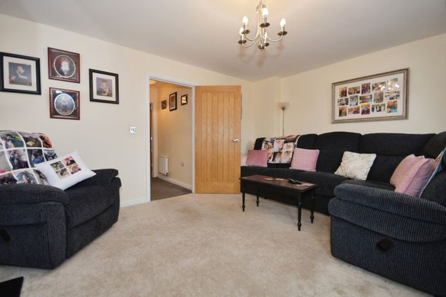 5, Southdown Close, Chesterfield photo 3
