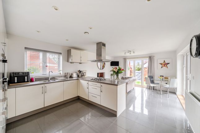 4, William Morris Way, Swindon photo 2