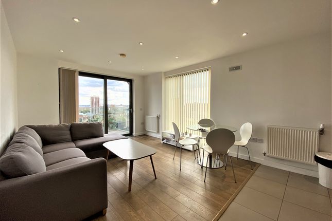 Flat to rent in Bootmakers Court, The Watermark, Mile End